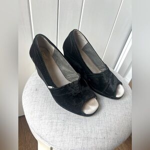 Tom’s Velvet Wedge Shoe in Black. Size 9.